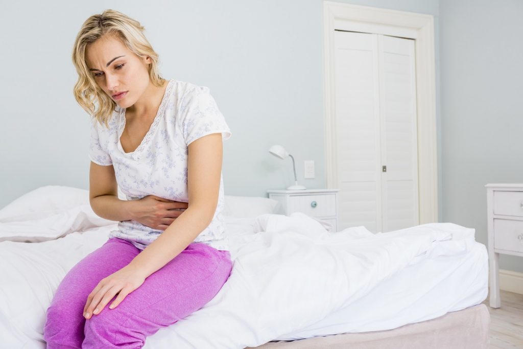 young-woman-having-stomach-pain-in-bed-34VZTSE-1024x683